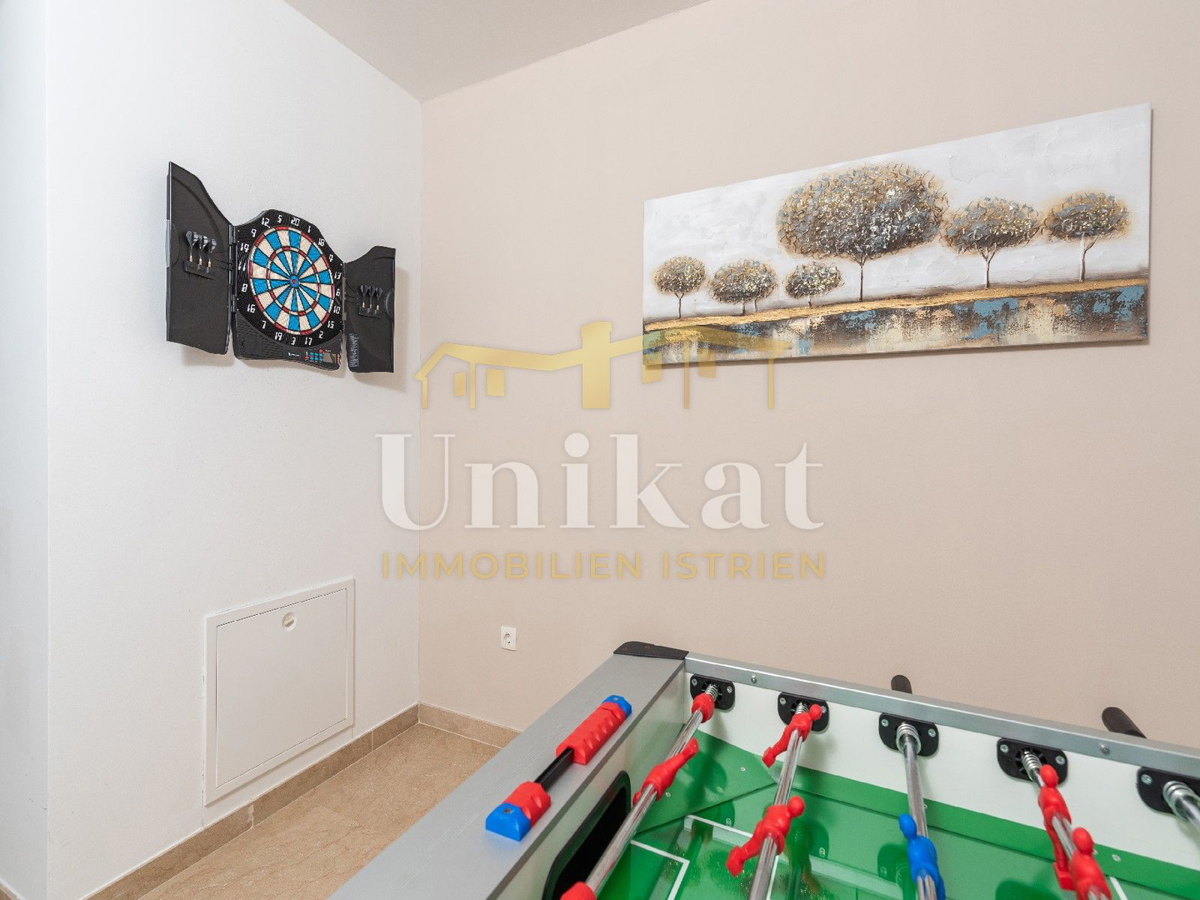 Villa moderna con piscina interna ed esterna